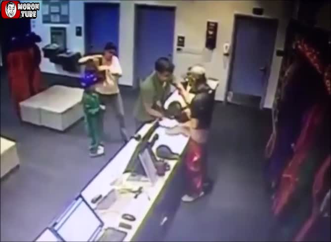 Video :A youngster who falls from a counter is saved by a salesperson
